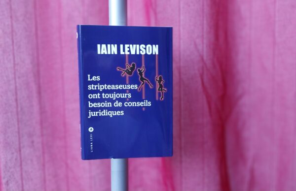 LES STRIPTEASEUSES ONT TOUJOURS BESOIN DE CONSEILS JURIDIQUES, Iain Levison, éditions Liana Levi